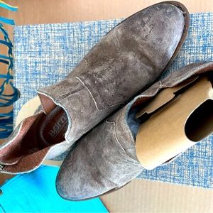 Born Kerri 9.5 Taupe distressed booties